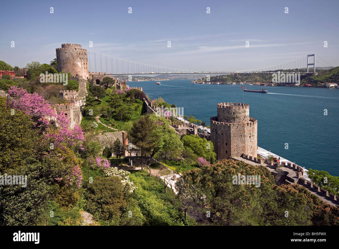 Hisar la forteresse et le pont Fatih Sultan Mehmet, Bosphorus Istanbul Turquie Banque D'Images