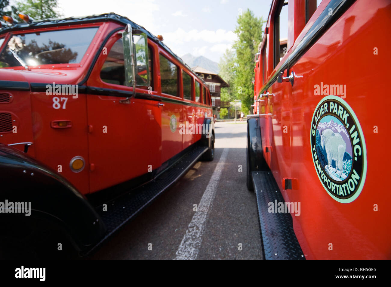 'Historique' bus rouge en face de Lake McDonald Lodge Banque D'Images