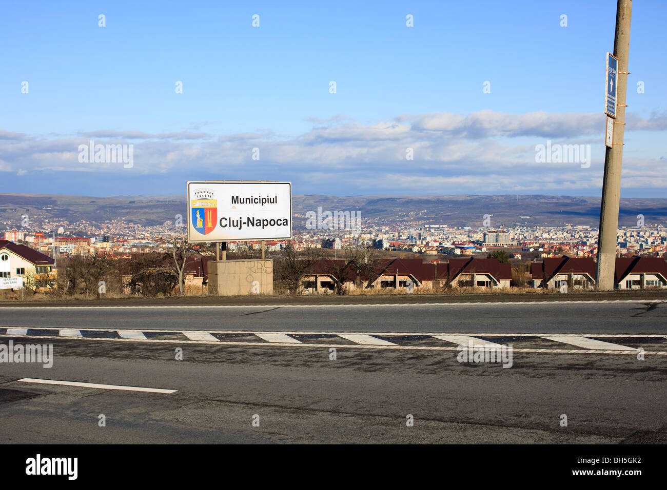 Les limites de la ville de Cluj-Napoca signe avec la ville en arrière-plan. Banque D'Images