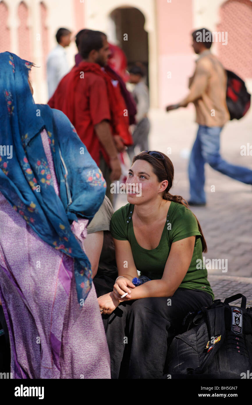 Un étranger lady'parler aux femmes indiennes à la gare d'Ajmer, Rajasthan, Inde. Banque D'Images