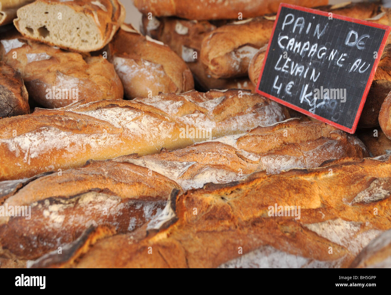 Certains Français croustillant pain baguette. Image prise sur un marché de rue en France Banque D'Images