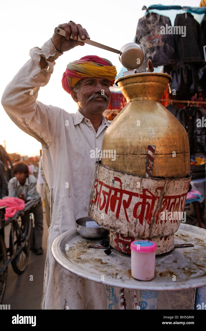 Un villageois à construire un chai ou plateau à Pushkar Rajasthan Inde , marché. Banque D'Images
