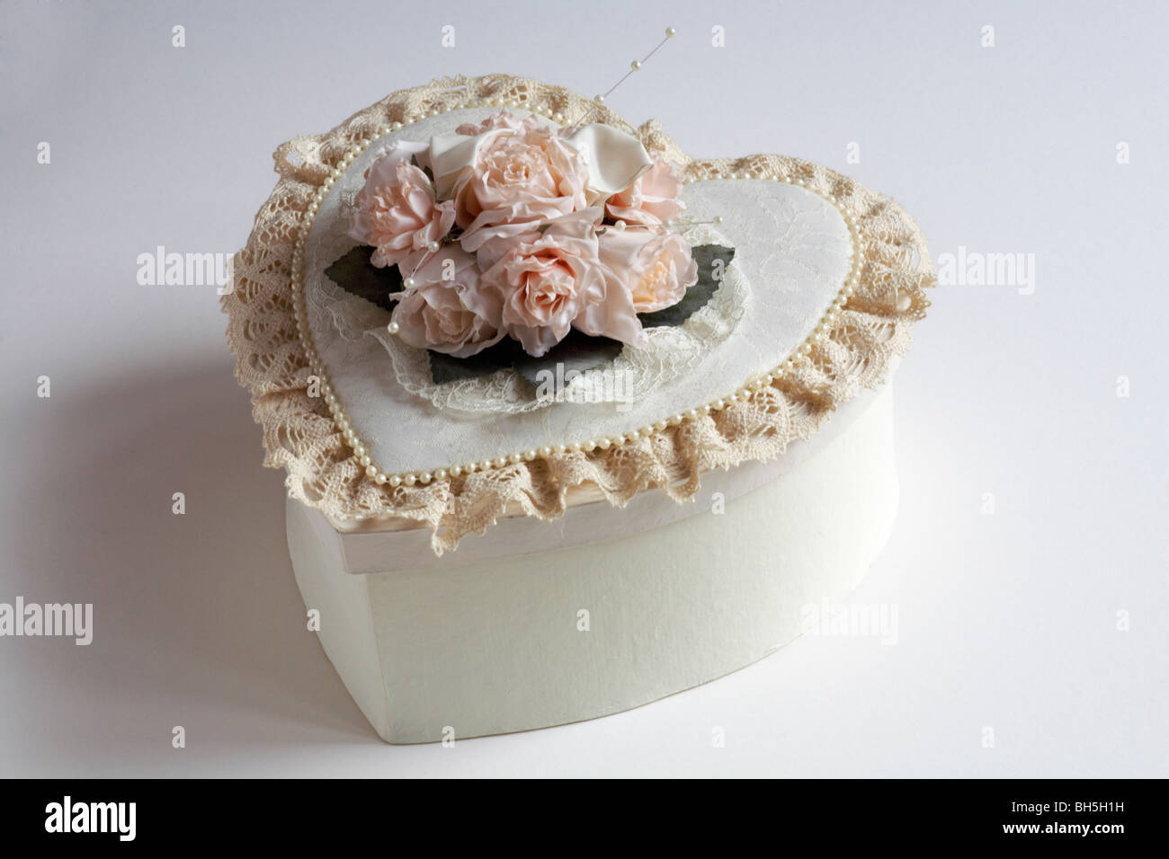 Boîte en forme de coeur crème décoré de perles roses de couleur pêche et de dentelle sur le dessus - un cadeau surprise cadeau pour un mariage ou la Saint-Valentin, Jour de Valentines Banque D'Images Boîte en forme de coeur crème décoré de perles roses de couleur pêche et de dentelle sur le dessus - un cadeau surprise cadeau pour un mariage ou la Saint-Valentin, Jour de Valentines Banque D'Images