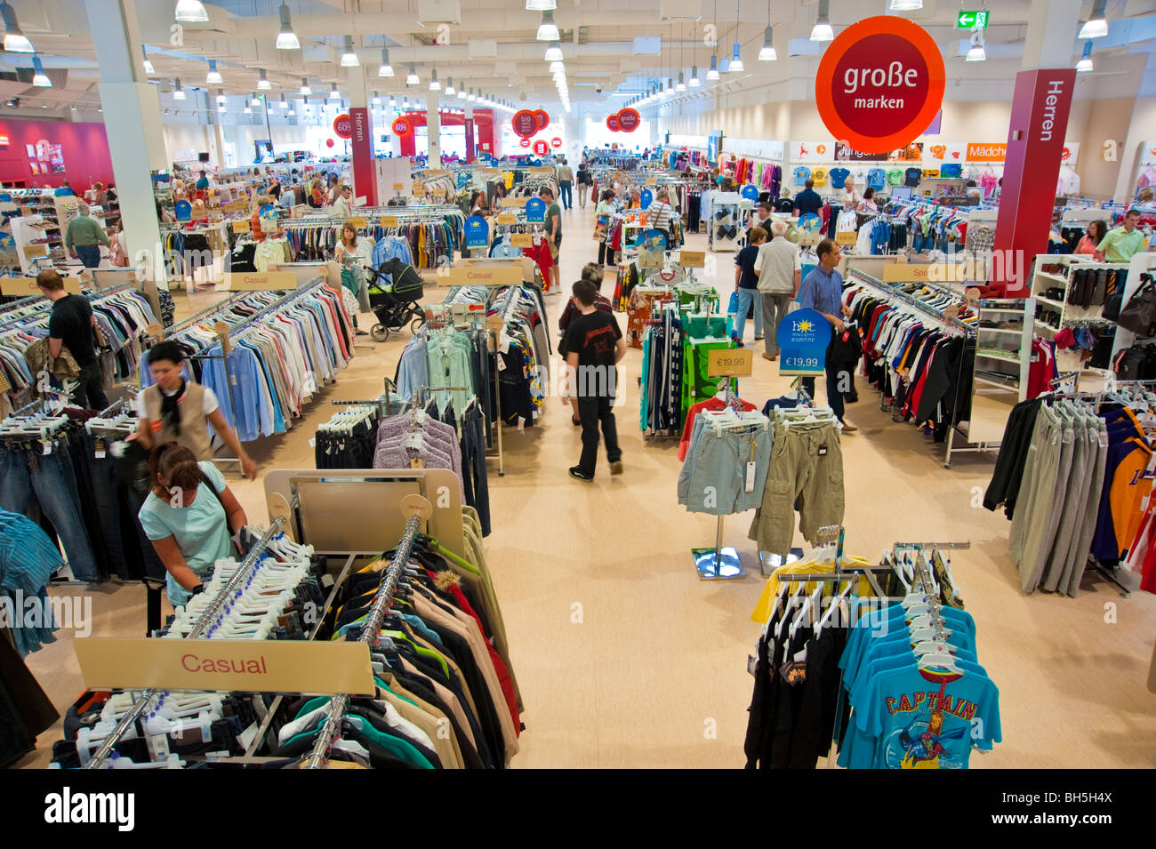 Les gens a l interieur d un shopping en ligne de vente au detail mode shop Leipzig Allemagne Photo Stock Alamy