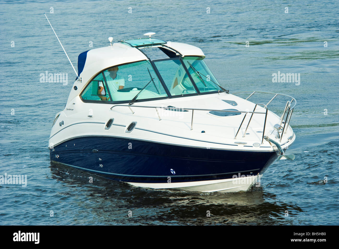 Bateau à moteur Sea Ray 305 Sundancer HT 2009 croisière modèle à faible débit Banque D'Images