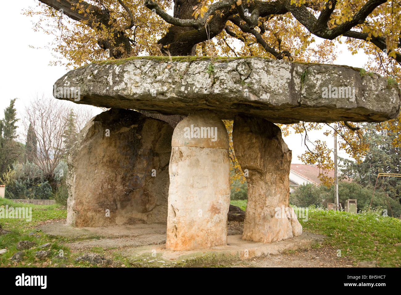 Dolmen, Pierre de la taxe en Draguignan, Provence, France. C'est le seul vrai dolmen en Provence et remonte à 2500BC. Banque D'Images