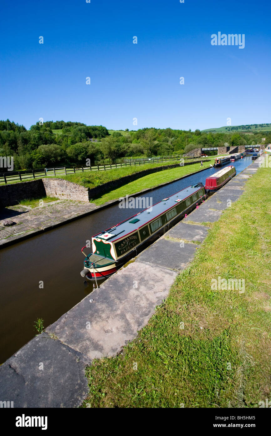 Bateaux sur l'étroit canal de forêt Pic Bugsworth Basin près de Whaley Bridge dans le Derbyshire ; Banque D'Images