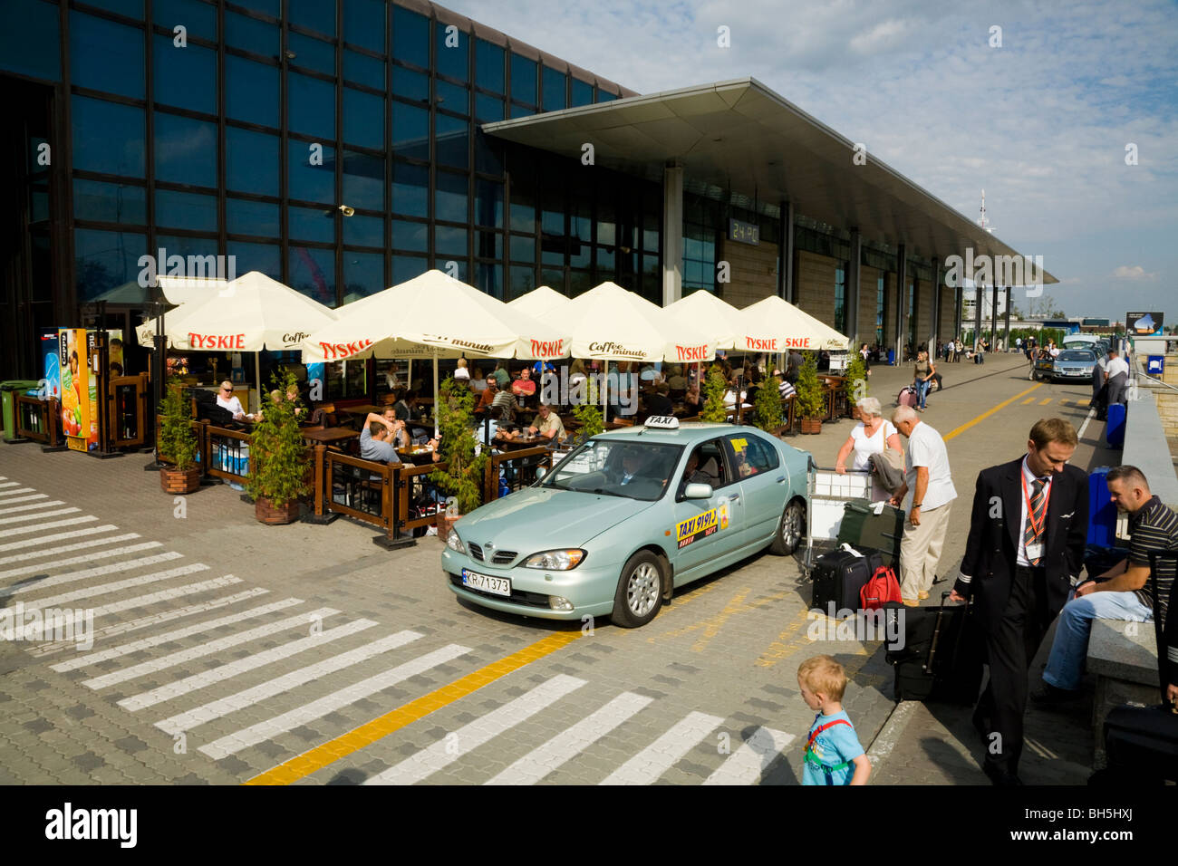 Cafe bar tables et chaises à l'extérieur de l'Aéroport International de Cracovie (Balice) Cracovie, Pologne. Banque D'Images