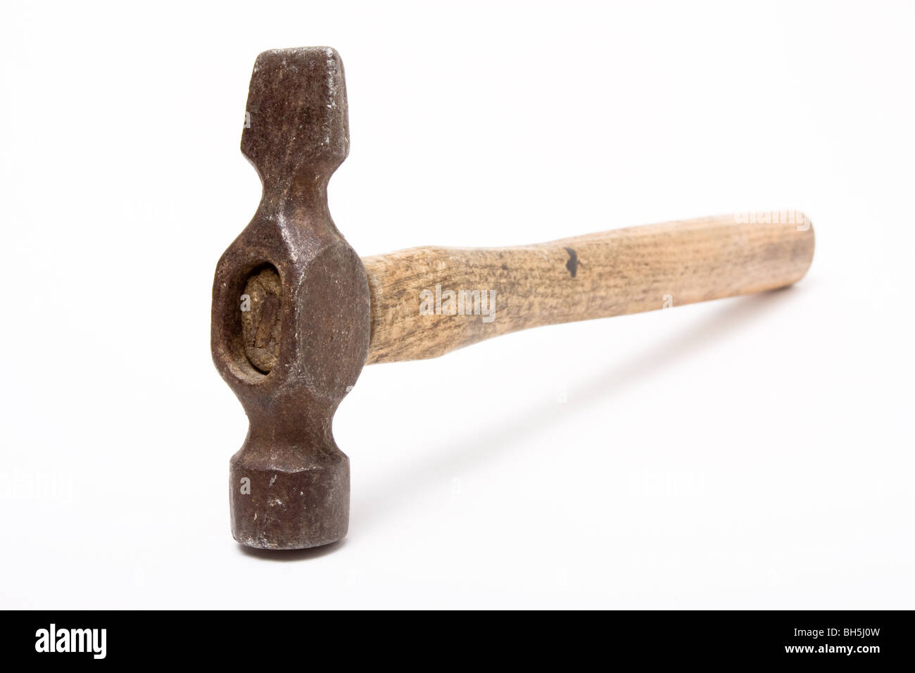 En bois traité à l'ancienne borne hammer isolés contre fond blanc. Banque D'Images