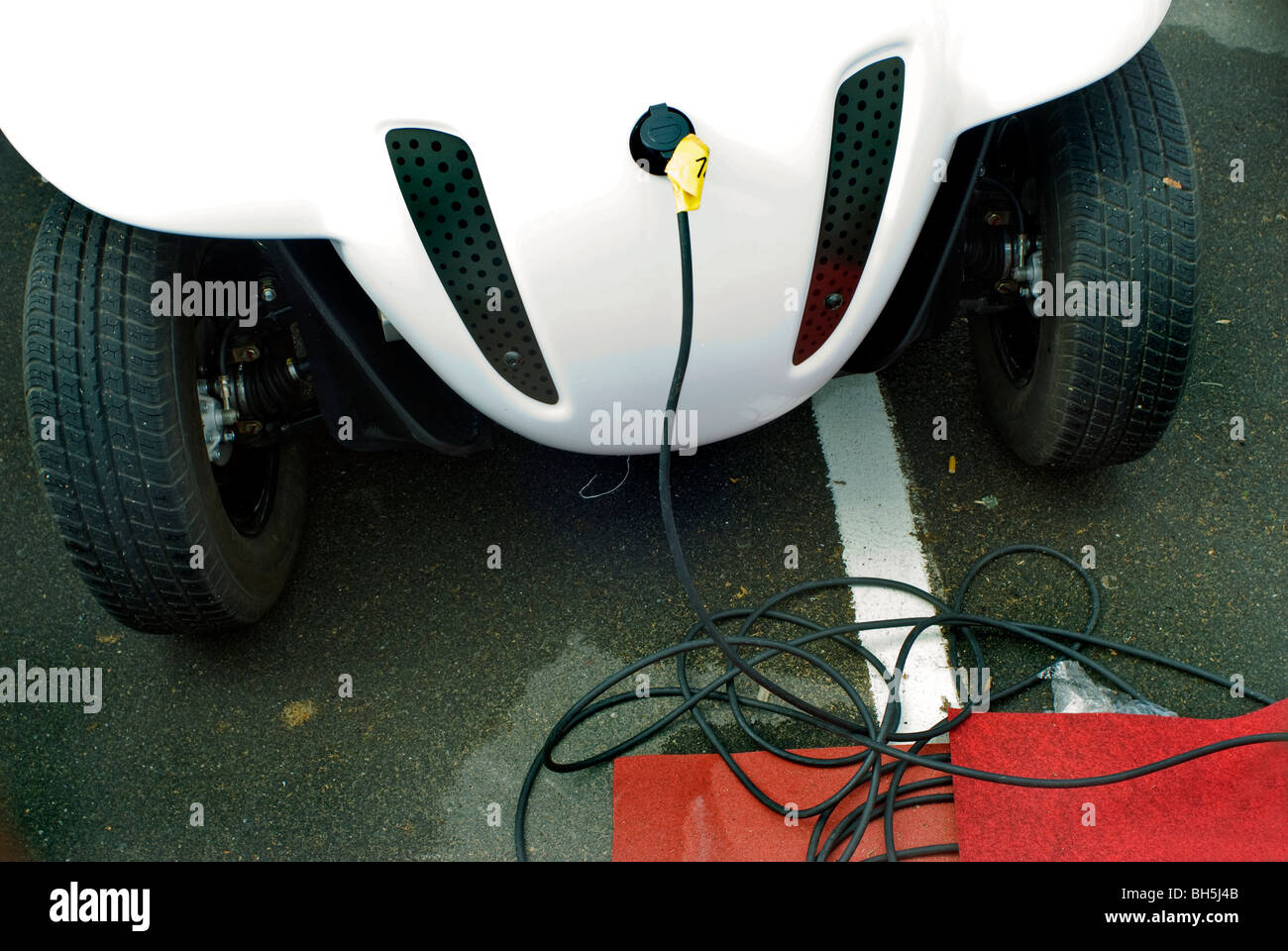 Paris, France, détail, vue de face, Matra Co. Micro voiture électrique rechargeant à l'extérieur sur le parking du salon de l'auto de Paris. Véhicule ultra léger. bouchon Banque D'Images