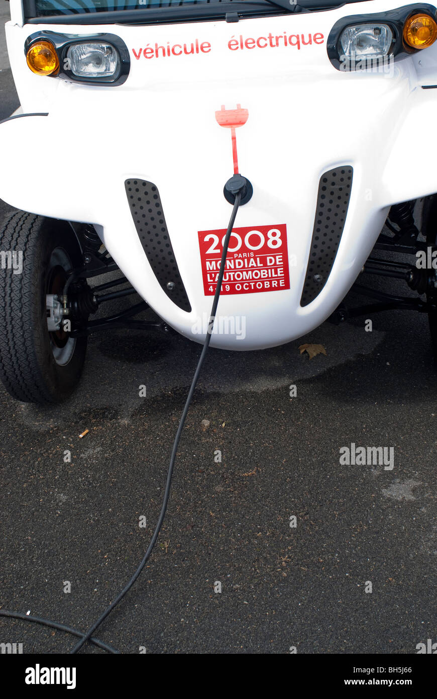 Paris, France, gros plan, Matra Co. Voiture électrique, recharge, extérieur sur parking au salon de l'auto de Paris, façade, prise Banque D'Images