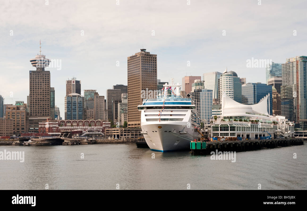 Bateau de croisière Island Princess, amarré au terminal de croisière de Vancouver à Canada Place, Vancouver, BC, Canada Banque D'Images