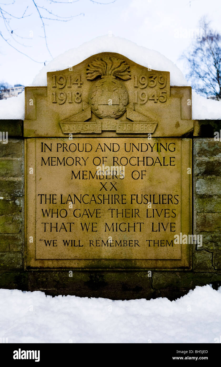 Plaque à la mémoire de la guerre de pierre dédiée à la Lancashire Fusiliers, outre le cénotaphe de Rochdale conçu par Sir Edwin Lutyens. Banque D'Images