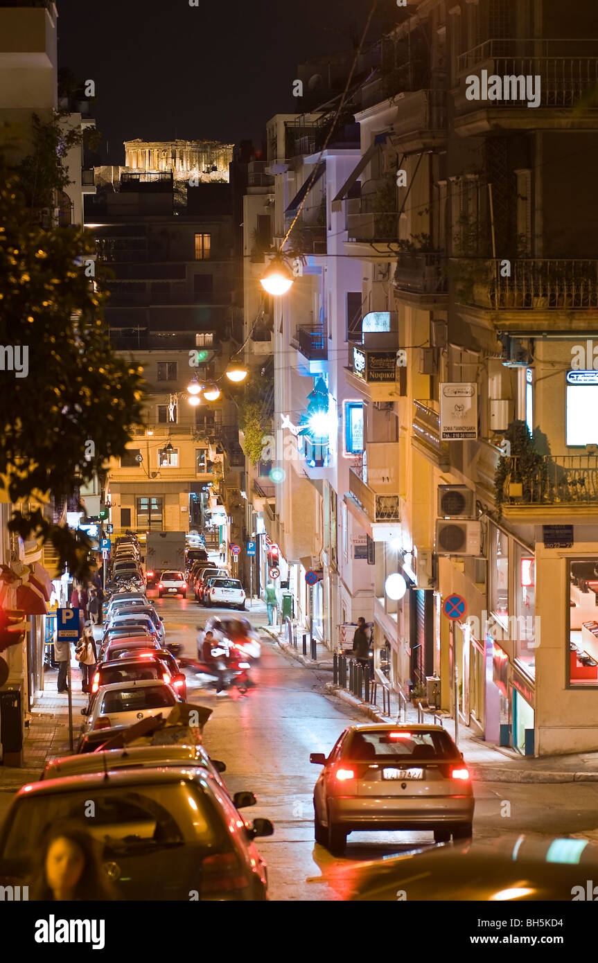 De Kolonaki de nuit avec la colline de l'Acropole et le Parthénon en arrière-plan. Le centre d'Athènes, Grèce ; Banque D'Images