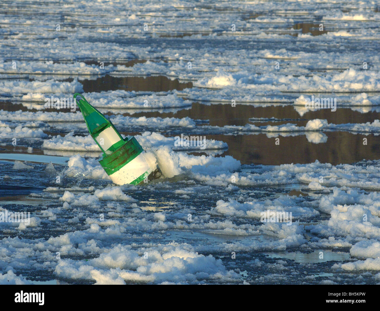 La bouée dans les glaces à la dérive sur l'Elbe près de Artlenburg, Allemagne du Nord. Banque D'Images