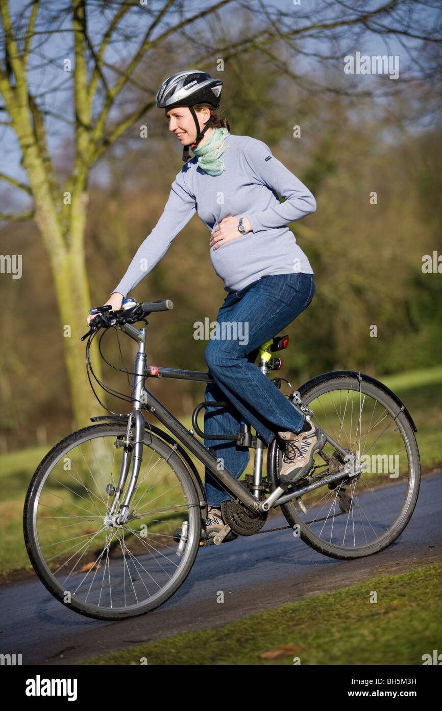 Femme enceinte le vélo, à Surrey. UK Photo Stock - Alamy