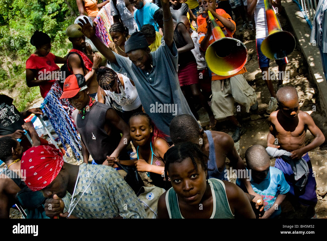 Tambour bruyant de la musique et de la danse sont la partie intégrante du saut d'eau fête religieuse à ville bonheur, Haïti. Banque D'Images