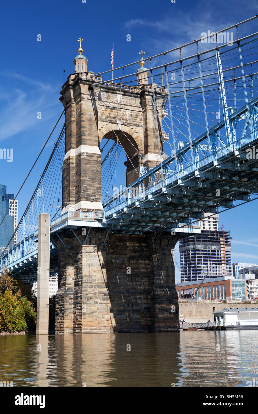 John Roebling suspension bridge traversant la rivière Ohio à Newport dans le Kentucky. Cincinnati, Ohio, USA Banque D'Images