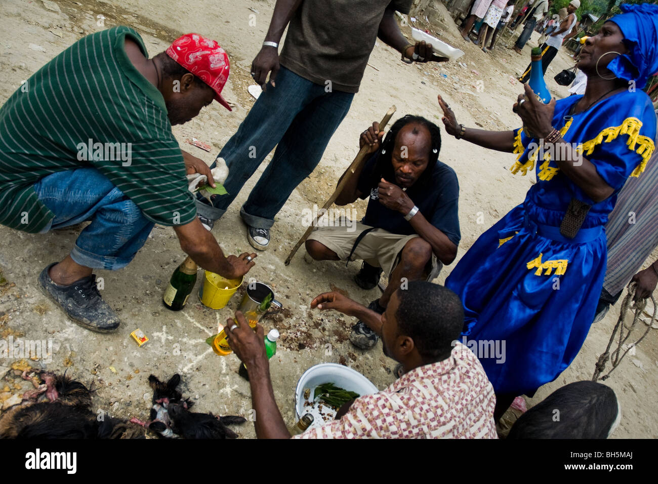 Les haïtiens se sont rassemblés autour d'un schéma rituel effectué sur le terrain pendant la cérémonie vodou en saut d'eau, en Haïti. Banque D'Images