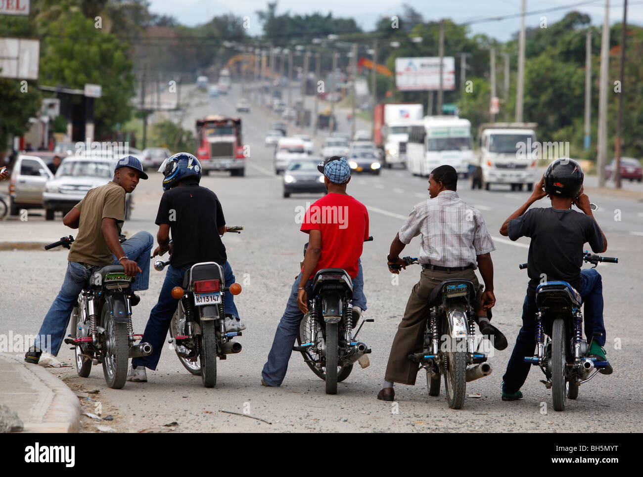 Les chauffeurs de taxi moto pour les passagers d'attente sur l'autoroute à Santo Domingo, République Dominicaine Banque D'Images