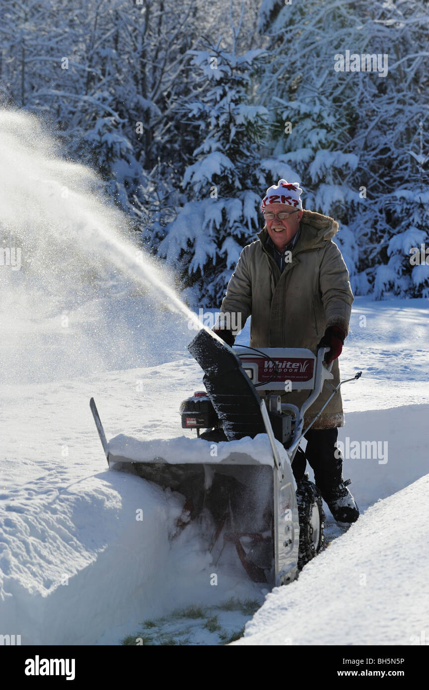 Exploitation de l'homme de la souffleuse à neige à essence, le Grand Sudbury, Ontario Banque D'Images