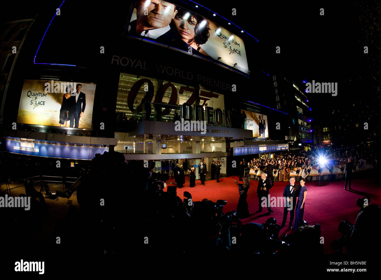 Daniel Craig et Satsuki Mitchell arrivent pour le Royal World Premier Ministre de Quantum Of Solace dans Leicester Square, Londres. Banque D'Images