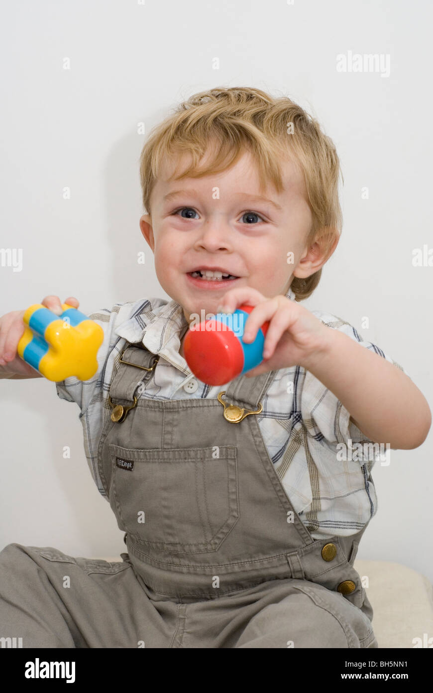 Bebe Garcon Age De 19 Mois A Partir De La Forme D Agitation Hochets Jouet Trieur Isolated On White Photo Stock Alamy Bebe Garcon Age De 19 Mois A Partir De La Forme D Agitation Hochets Jouet Trieur Isolated On White Photo Stock Alamy