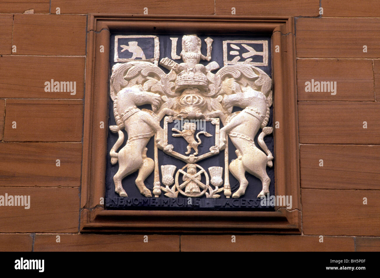 Dumfries, en Écosse, les armoiries de la ville, Mi clocher manteaux écossais appareil héraldique héraldique périphériques licornes unicorn UK rampant Banque D'Images