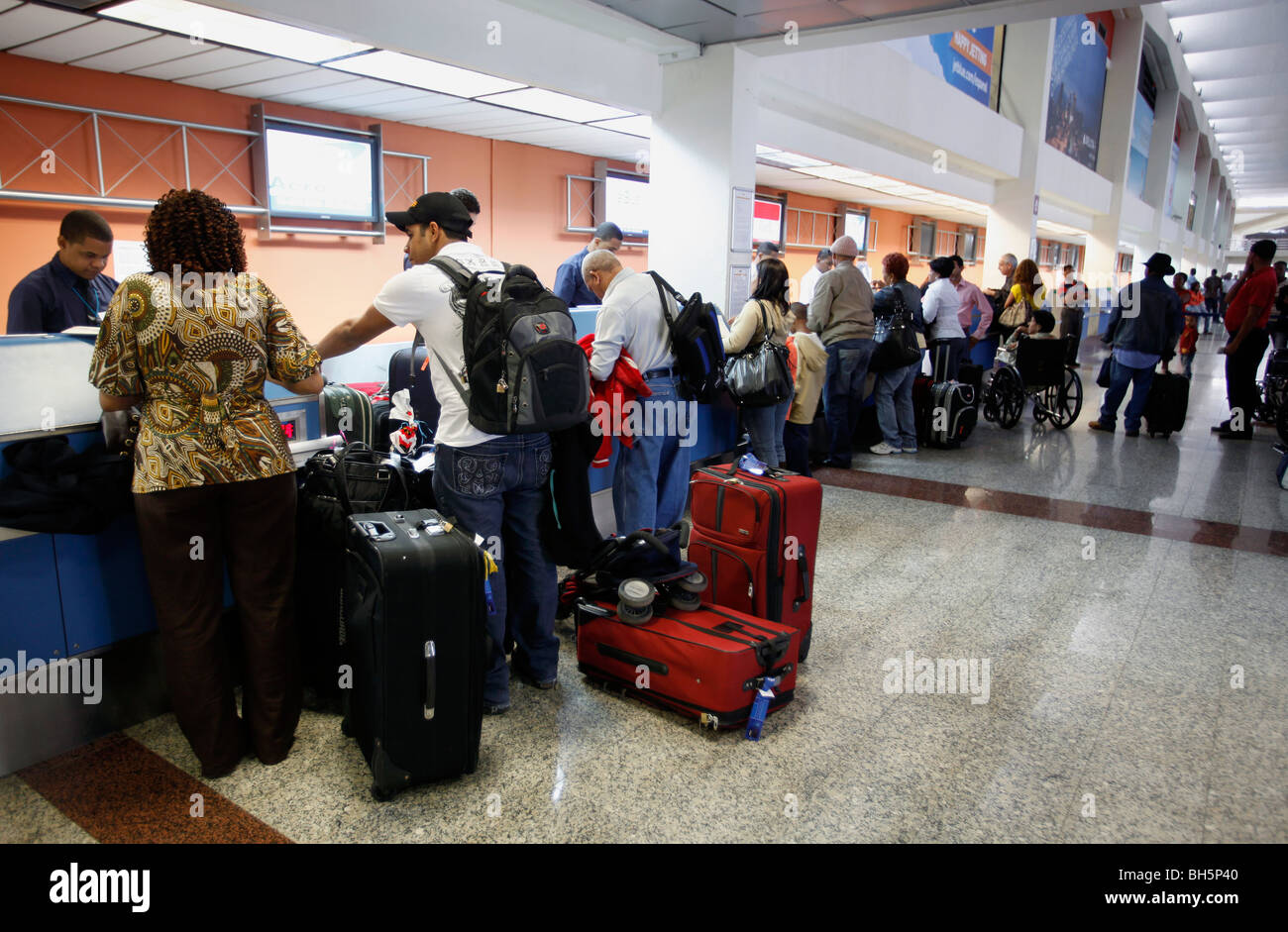 Les passagers à l'hôtel à l'Aéroport International Las Americas à Santo Domingo, République Dominicaine Banque D'Images