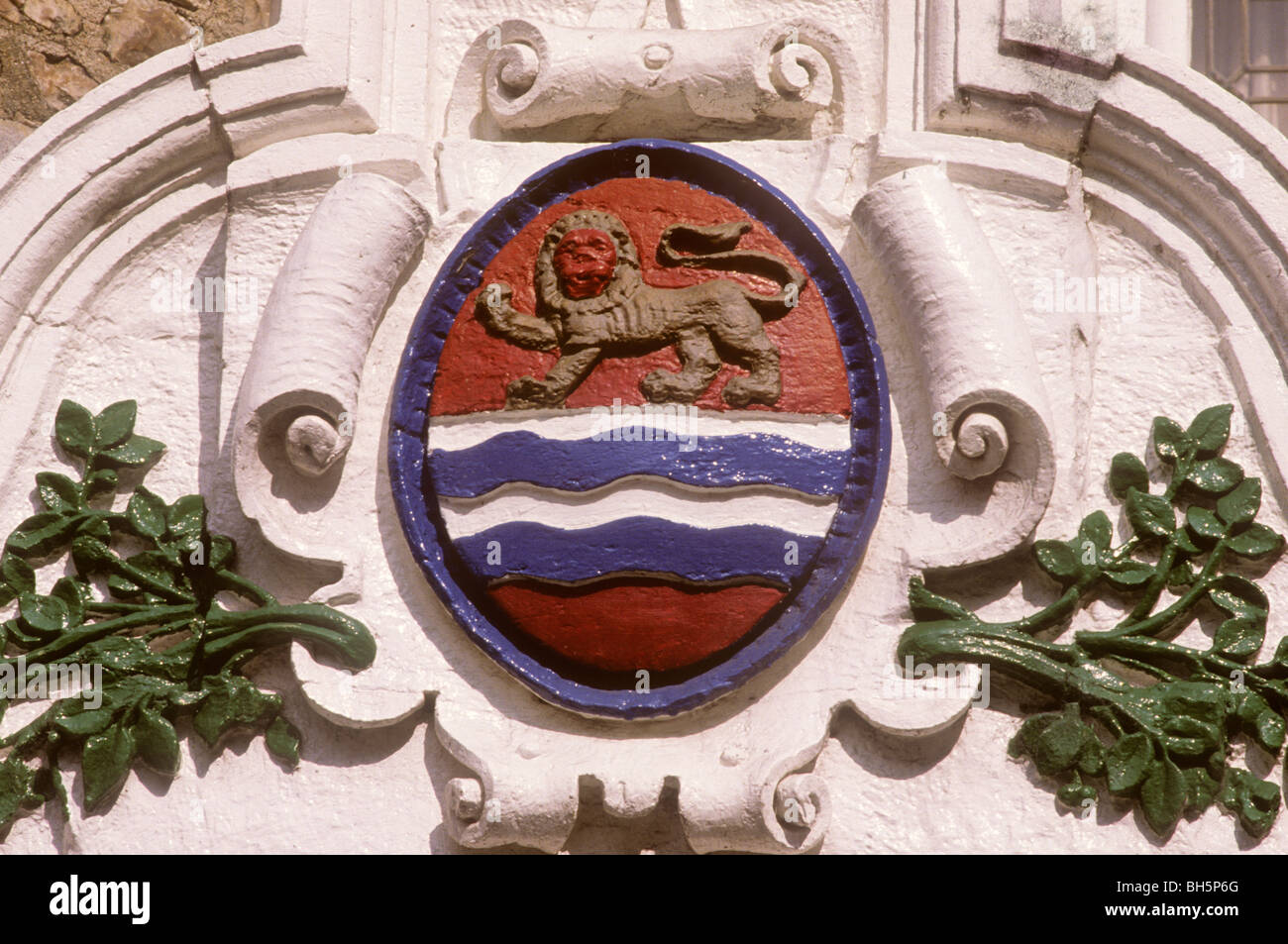 Lyme Regis, dans le Dorset, Ville blason, héraldique héraldique Guildhall UK English appareil appareils armoiries lions lion Banque D'Images