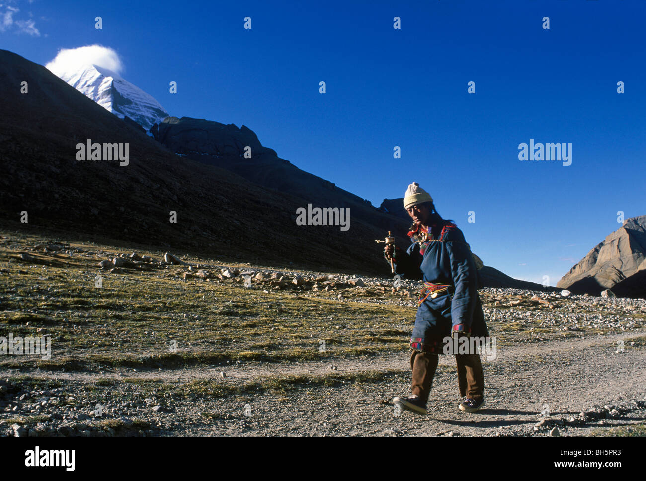 Pilgrim, N & W visages de Kailash derrière, près de chez Drira phuk Gompa. Tibet Banque D'Images