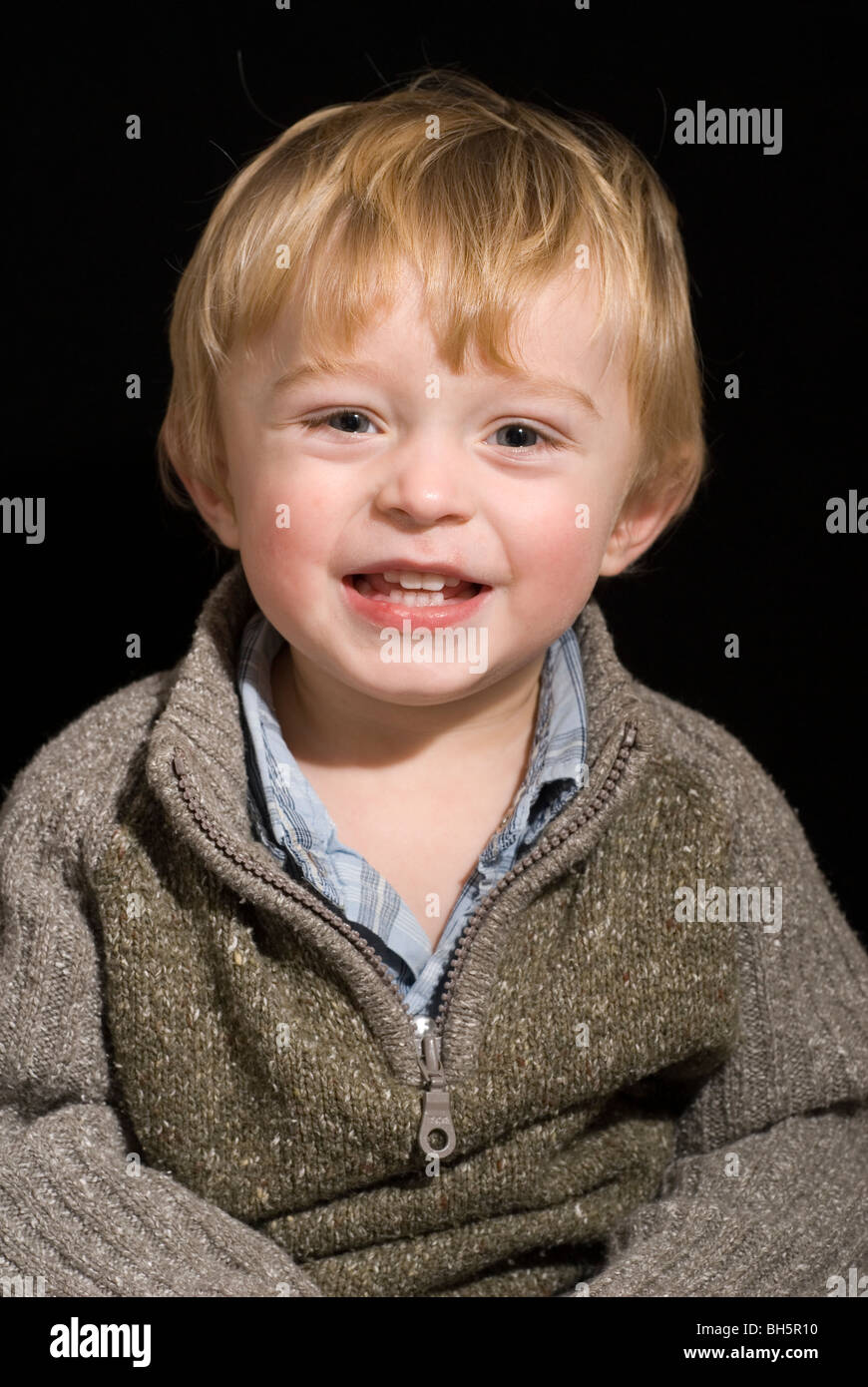 Portrait De La Tete Et Des Epaules De L Heureux Bebe Garcon Age De 19 Mois Isolated On Black Photo Stock Alamy Portrait De La Tete Et Des Epaules De L Heureux Bebe Garcon Age De 19 Mois Isolated On Black Photo Stock Alamy
