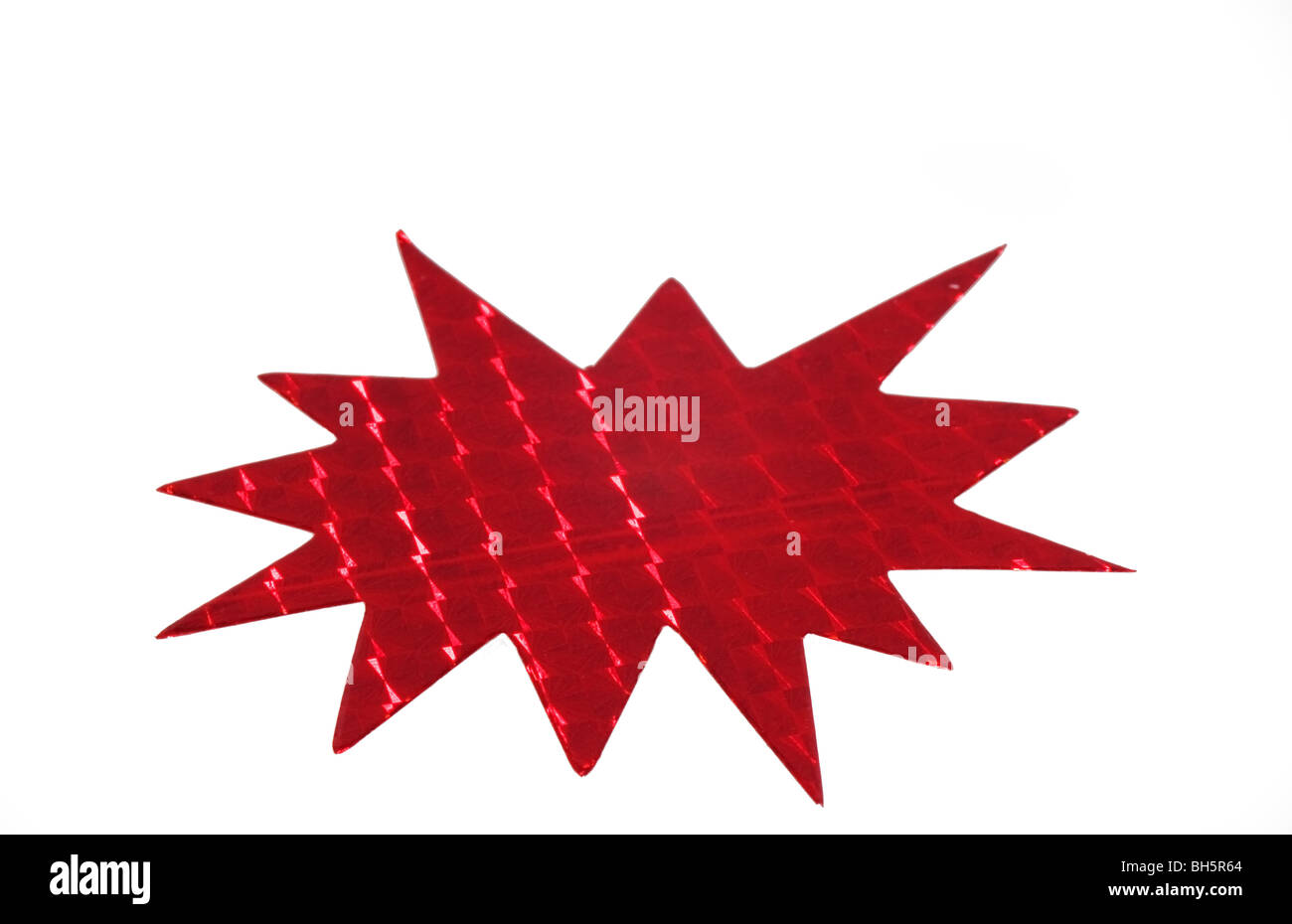 Photo est une forme ou une explosion d'étoile rouge forme avec une texture brillante, isolé sur blanc avec beaucoup de place pour le texte. Banque D'Images