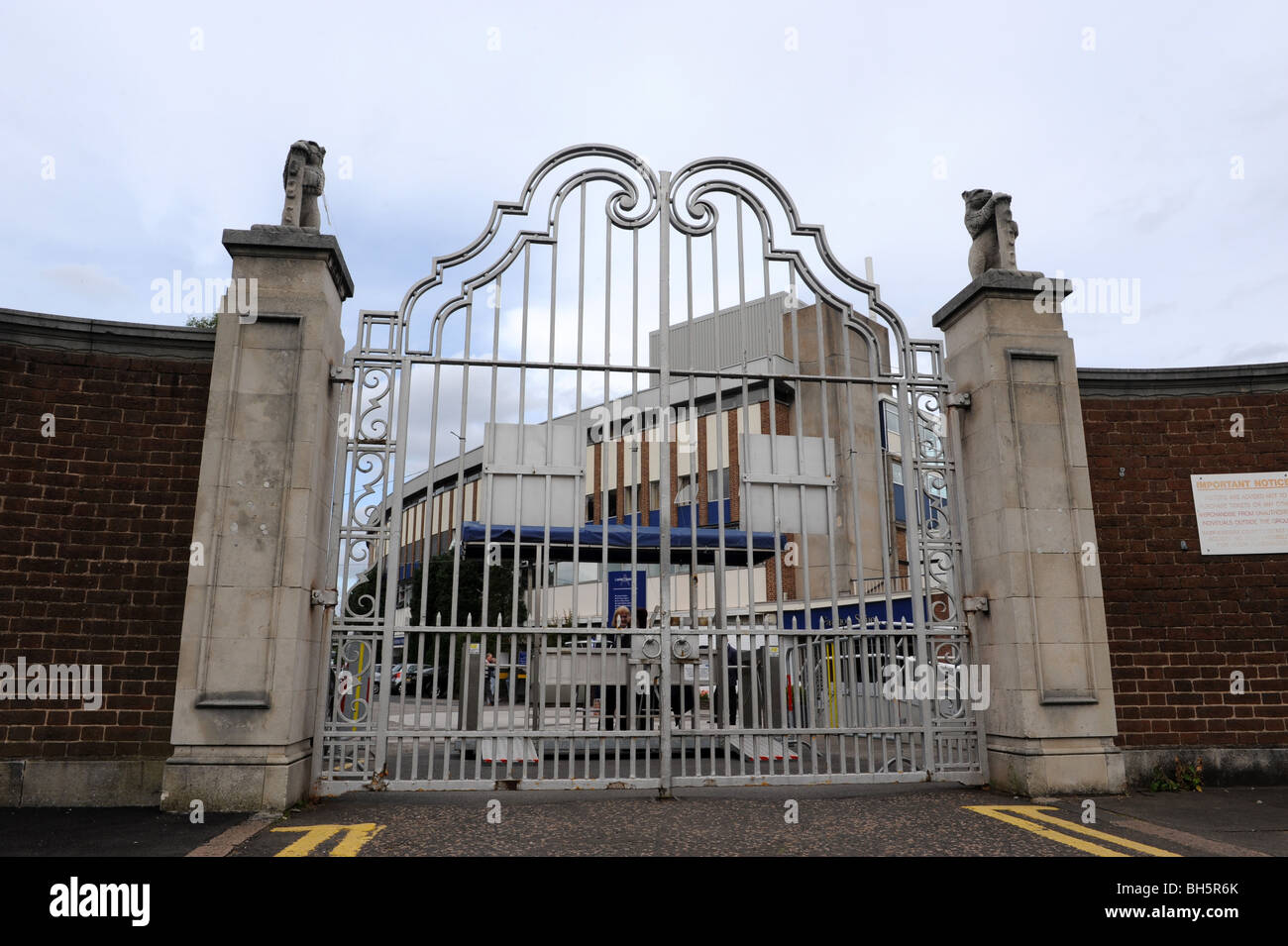 Les vieilles portes à l'entrée de Warwickshire County Cricket Club sol Edgbaston 6/9/09 Banque D'Images