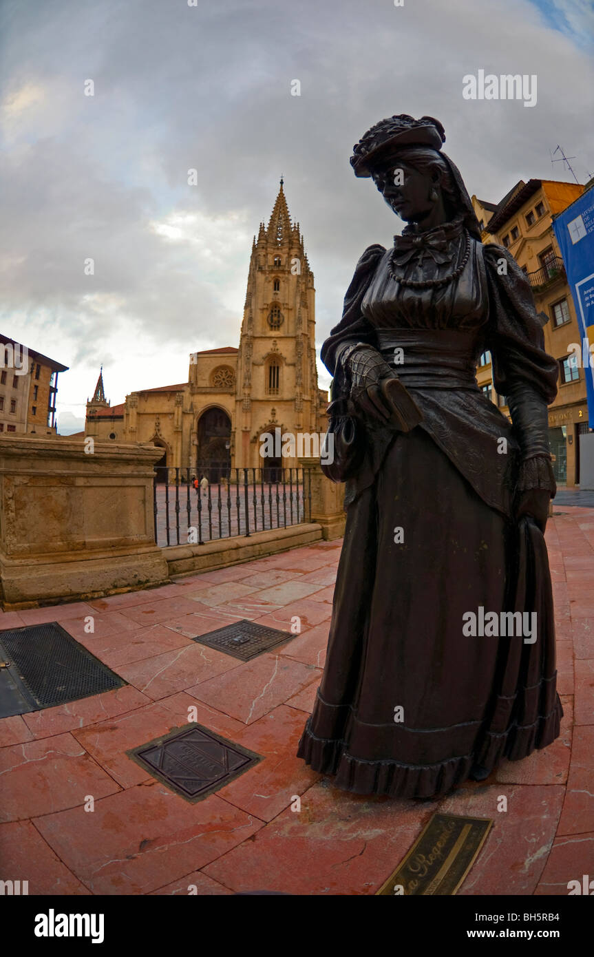 Statue sur la place de la cathédrale à Oviedo, Asturias, Espagne Banque D'Images