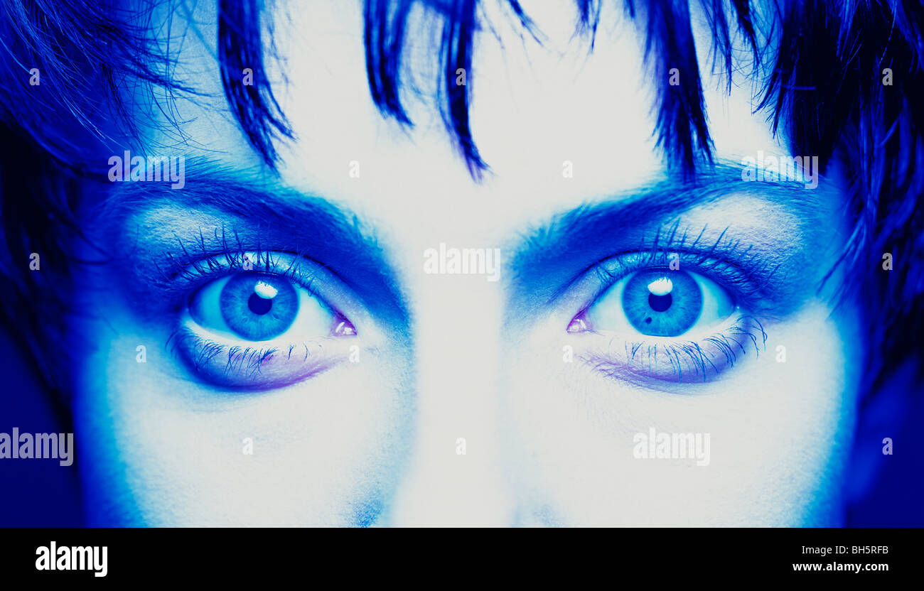 Femme avec les yeux bleus, close-up avec un ton bleu monochromatique Banque D'Images