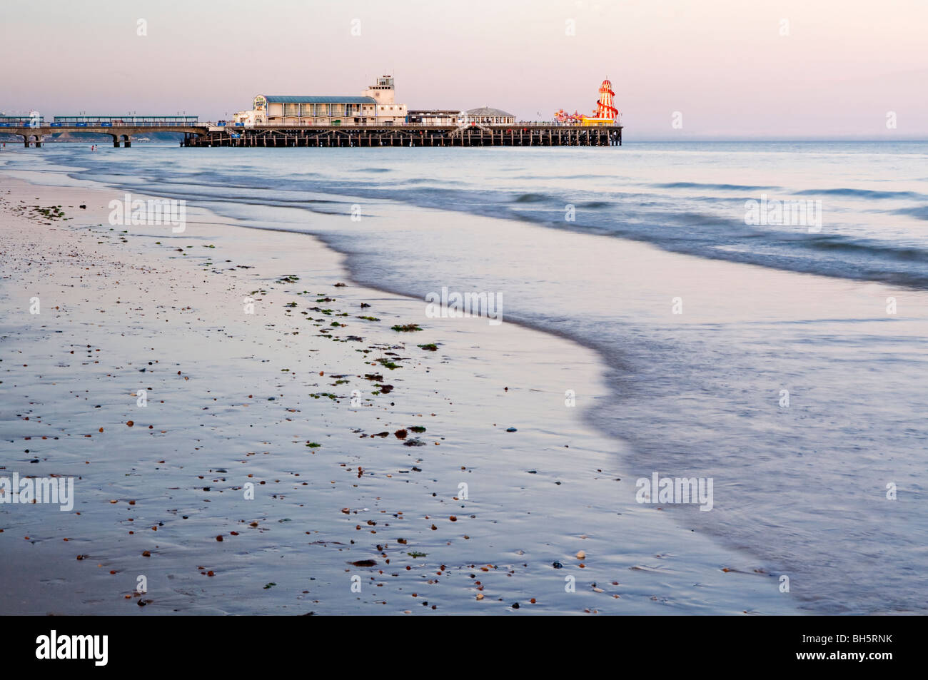 Vue sur la plage et jetée victorienne à Bournemouth dans le Dorset au sud-ouest de l'Angleterre UK Banque D'Images