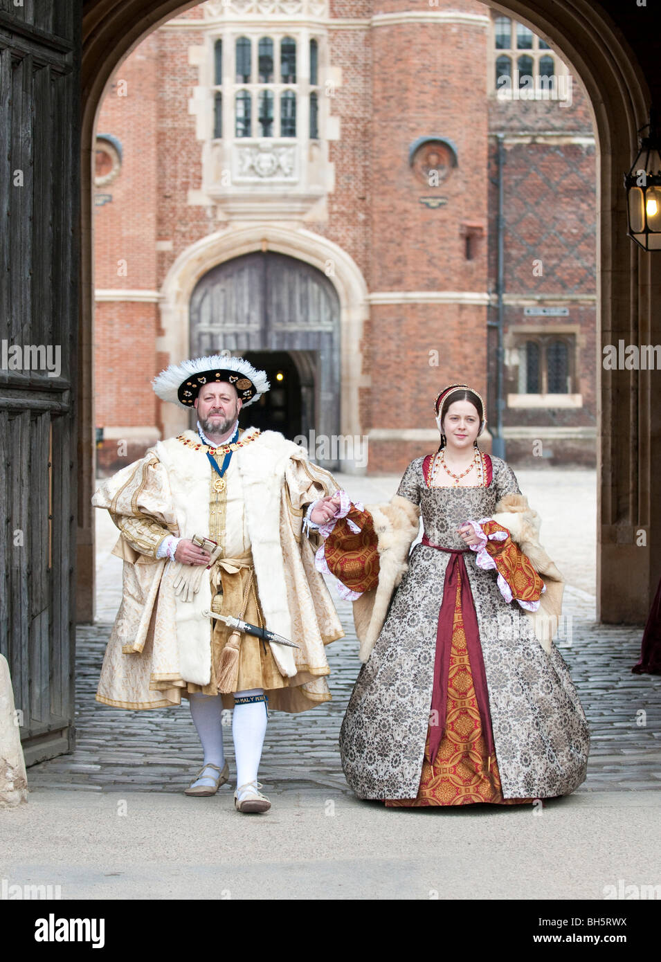 Deux acteurs de Henry VIII et Anne Boleyn costumes se tenant devant la porte à Hampton Court Palace Banque D'Images