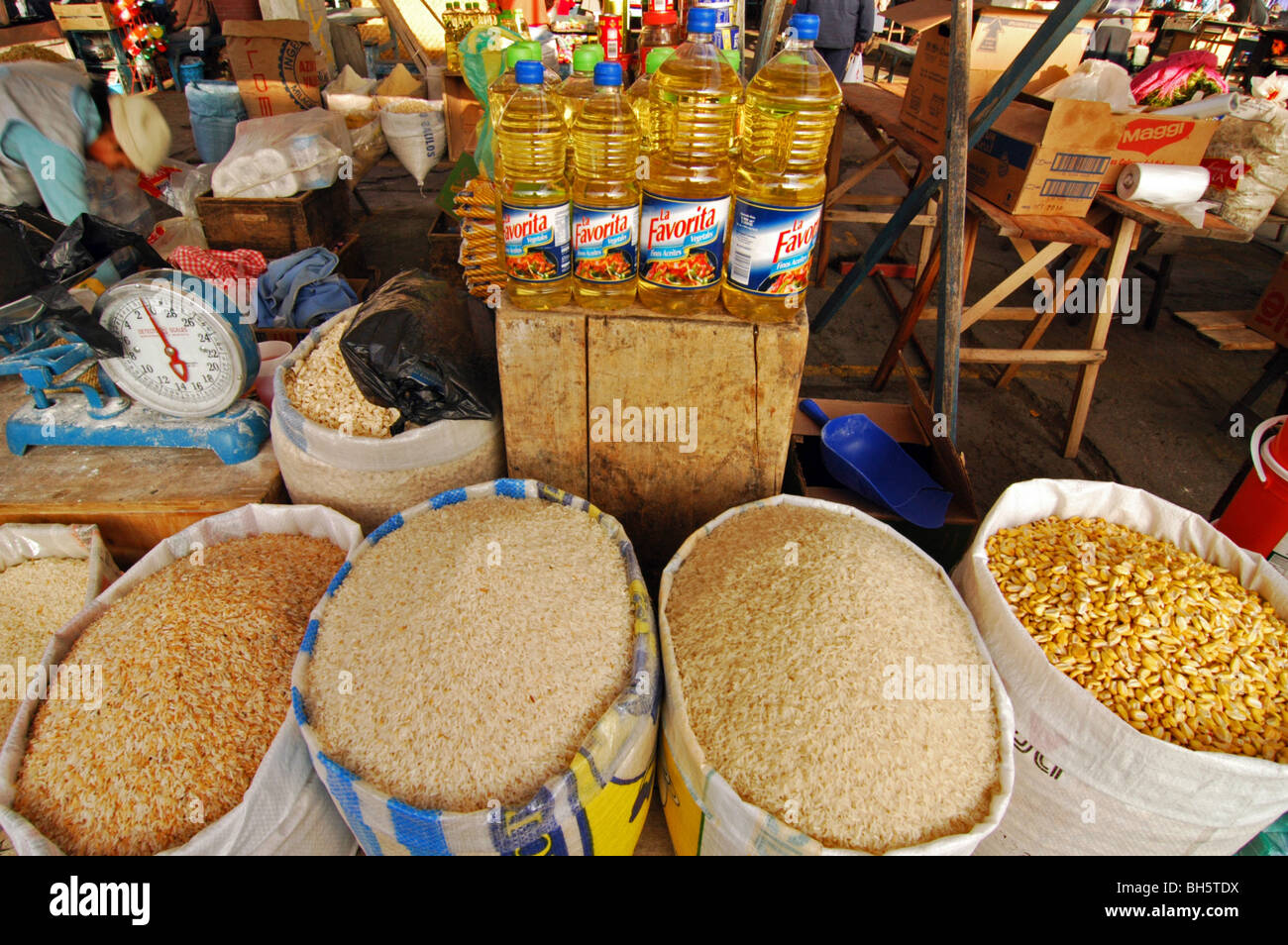 L'Équateur, de Saquisili, sacs de grain et d'huile de cuisine en exposition dans un magasin Banque D'Images