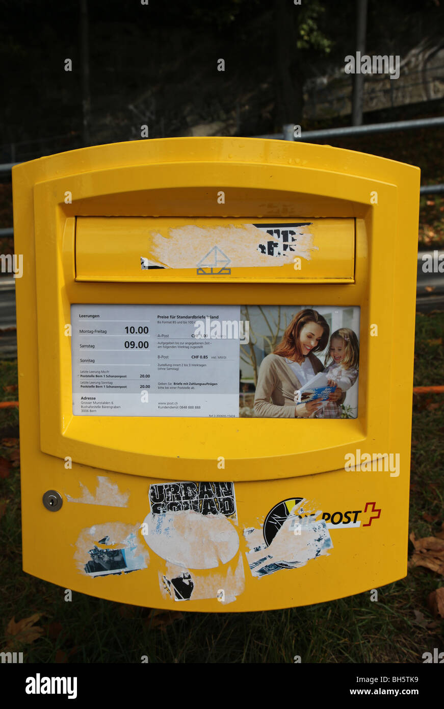 Postbox, rue de Berne, Suisse Banque D'Images