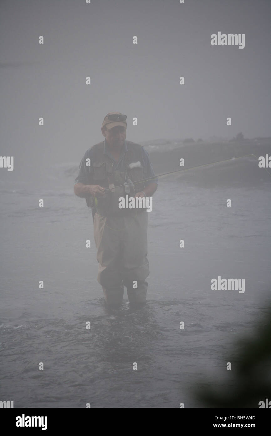 La pêche en rivière LA PÊCHE À LA MOUCHE MOUCHE transportant un épais brouillard MAUVAIS TEMPS Banque D'Images