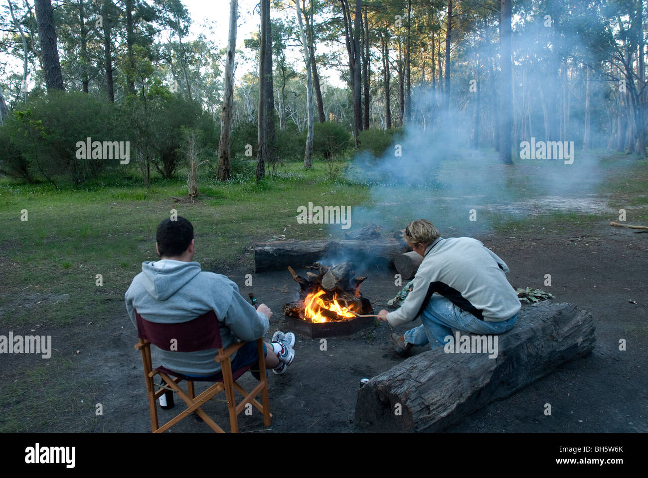 Deux campeurs avec feu ouvert, Chookarloo Camping, Kuitpo Forest, péninsule de Fleurieu, Australie du Sud Banque D'Images