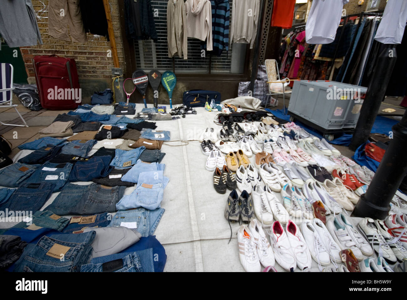 2ème main vêtements et chaussures au London's Brick Lane Market. Banque D'Images