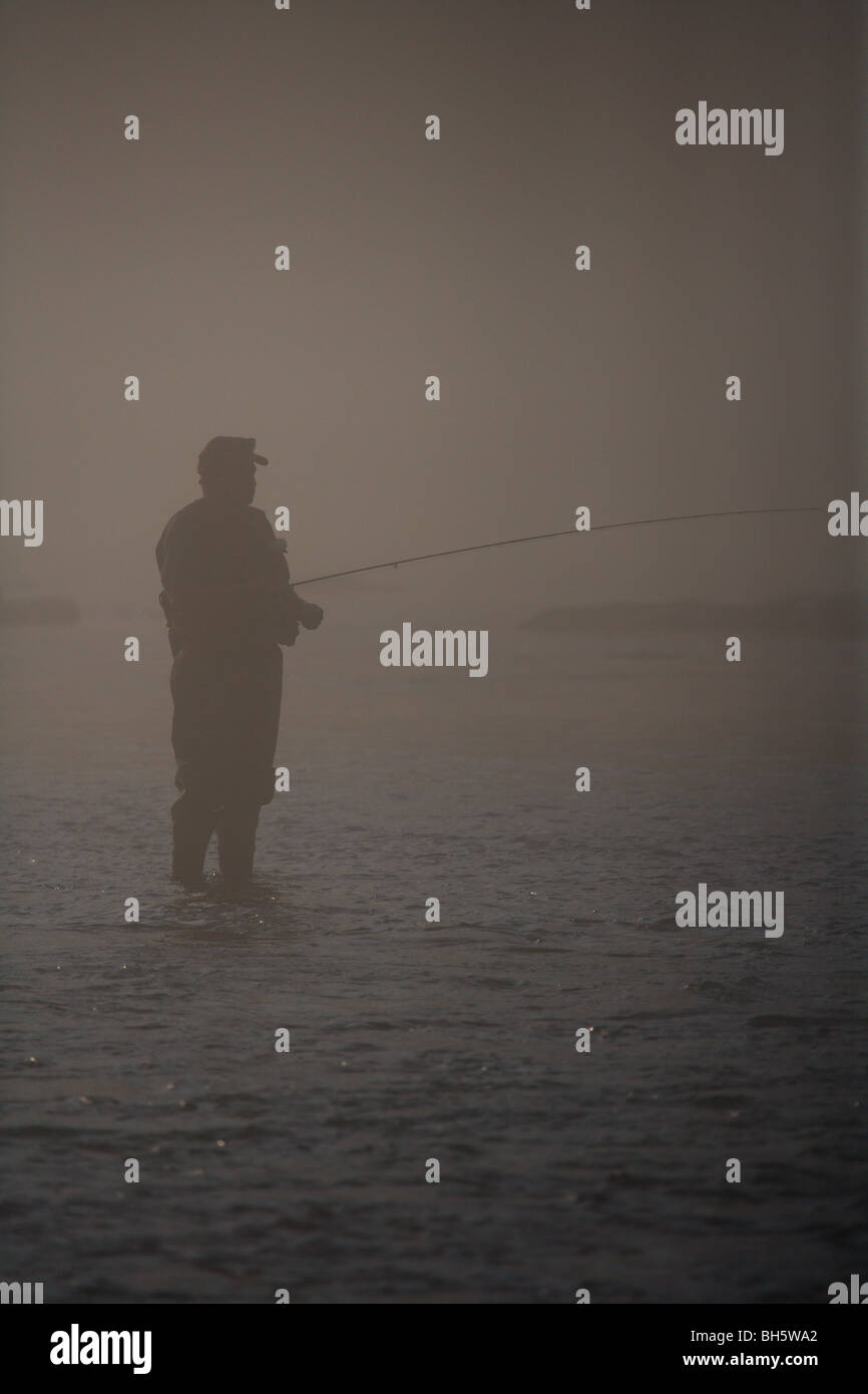 SILHOUETTE pêcheur de mouche Pêche en rivière un épais brouillard MAUVAIS TEMPS Banque D'Images