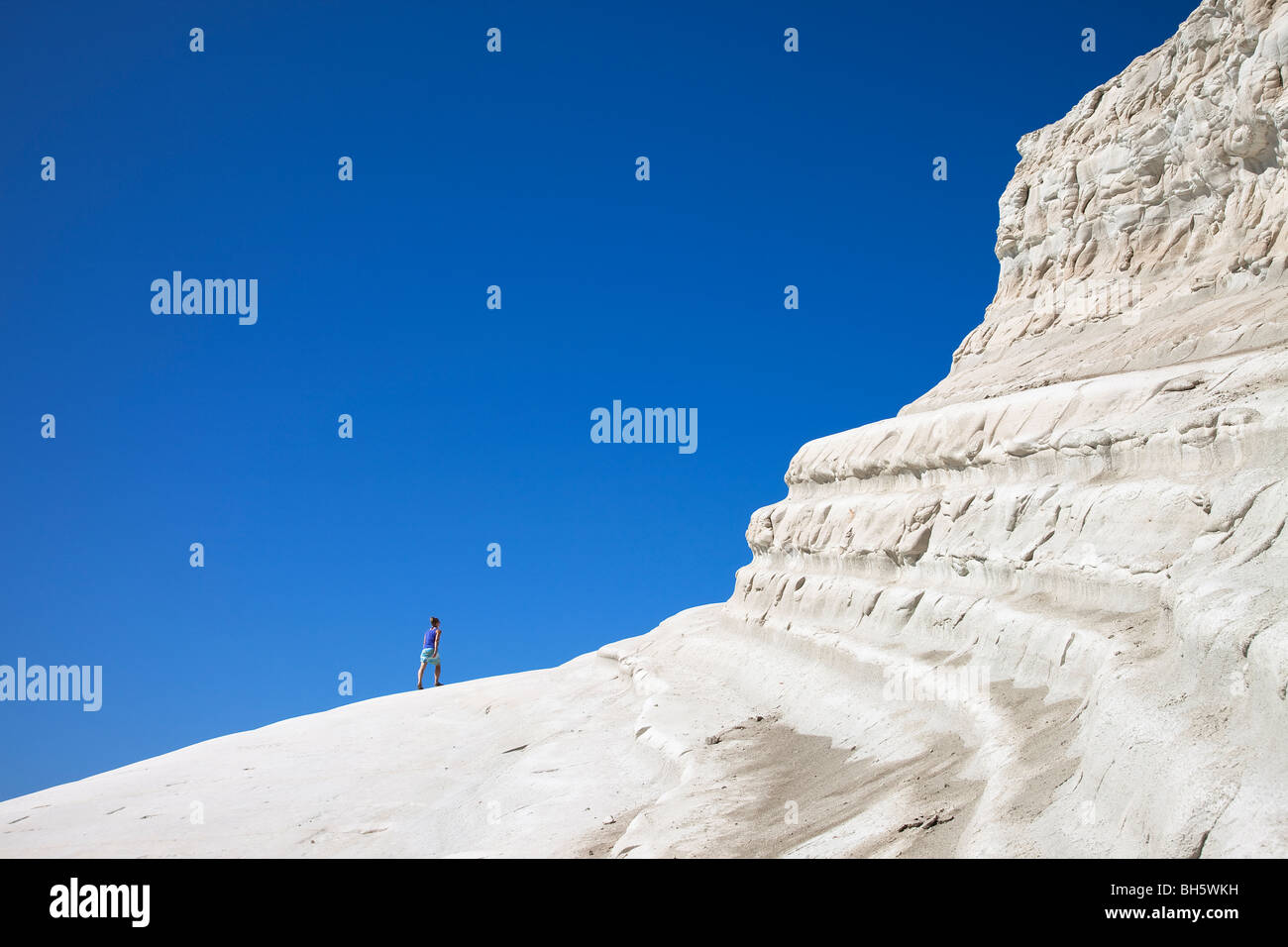La Scala dei Turchi est un type d'scoglifero falaise qui s'élève au-dessus de la mer le long de la côte de Realmonte en Sicile. Banque D'Images