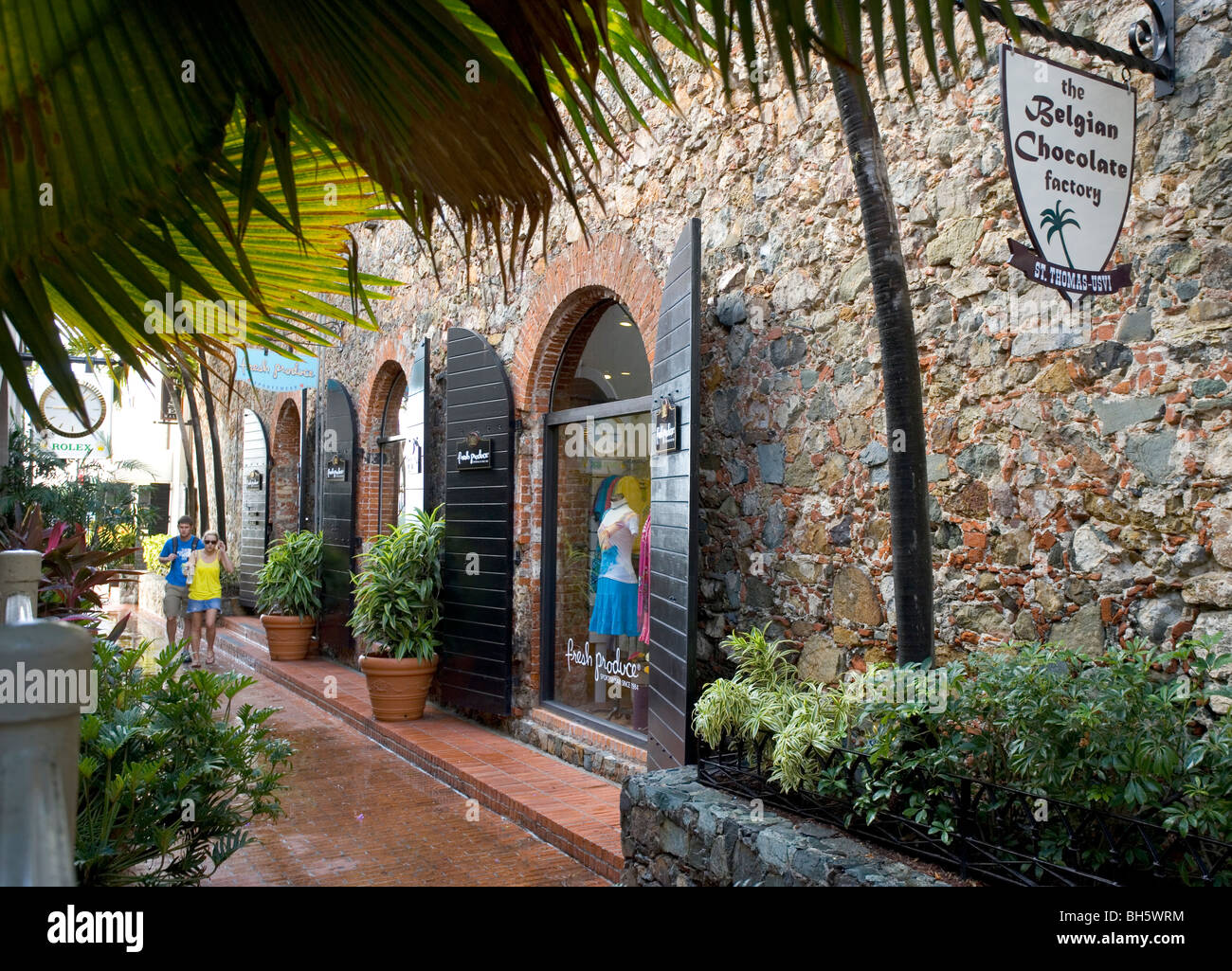 Magasins de détail le long d'une allée à Charlotte Amalie, St Thomas, USVI. Banque D'Images