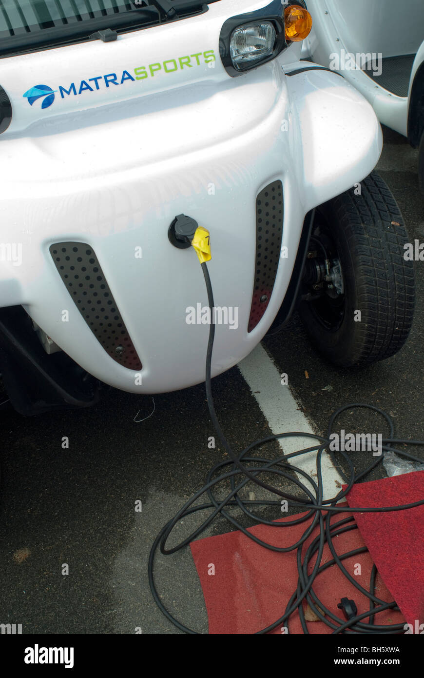 Paris, France, gros plan, Front, Matra Co. Voiture électrique, brancher, recharger, à l'extérieur sur le parking, responsable Banque D'Images
