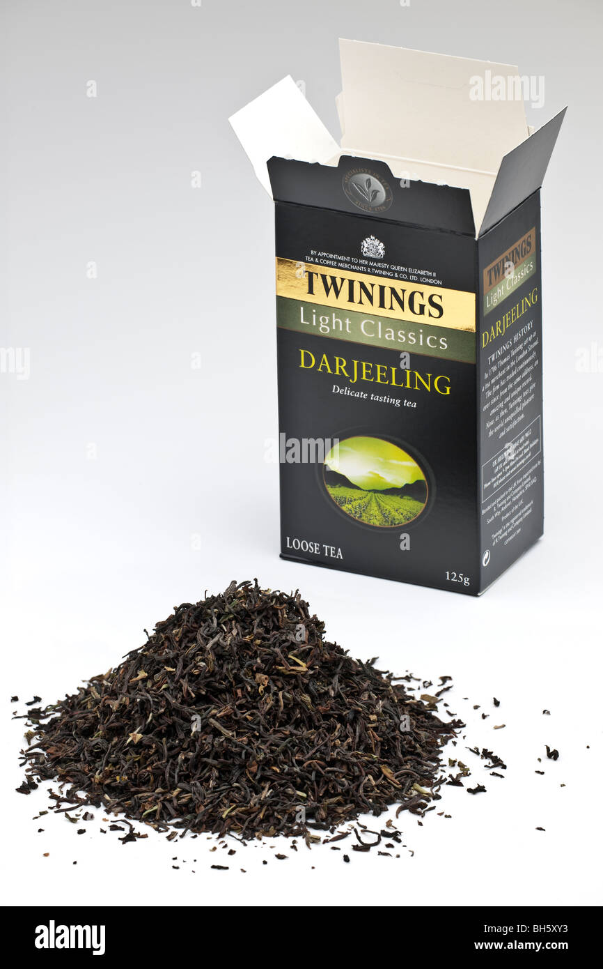 125 grammes de boîte ouverte musique classique légère Twinings thé Darjeeling et une pile de thé en vrac Banque D'Images