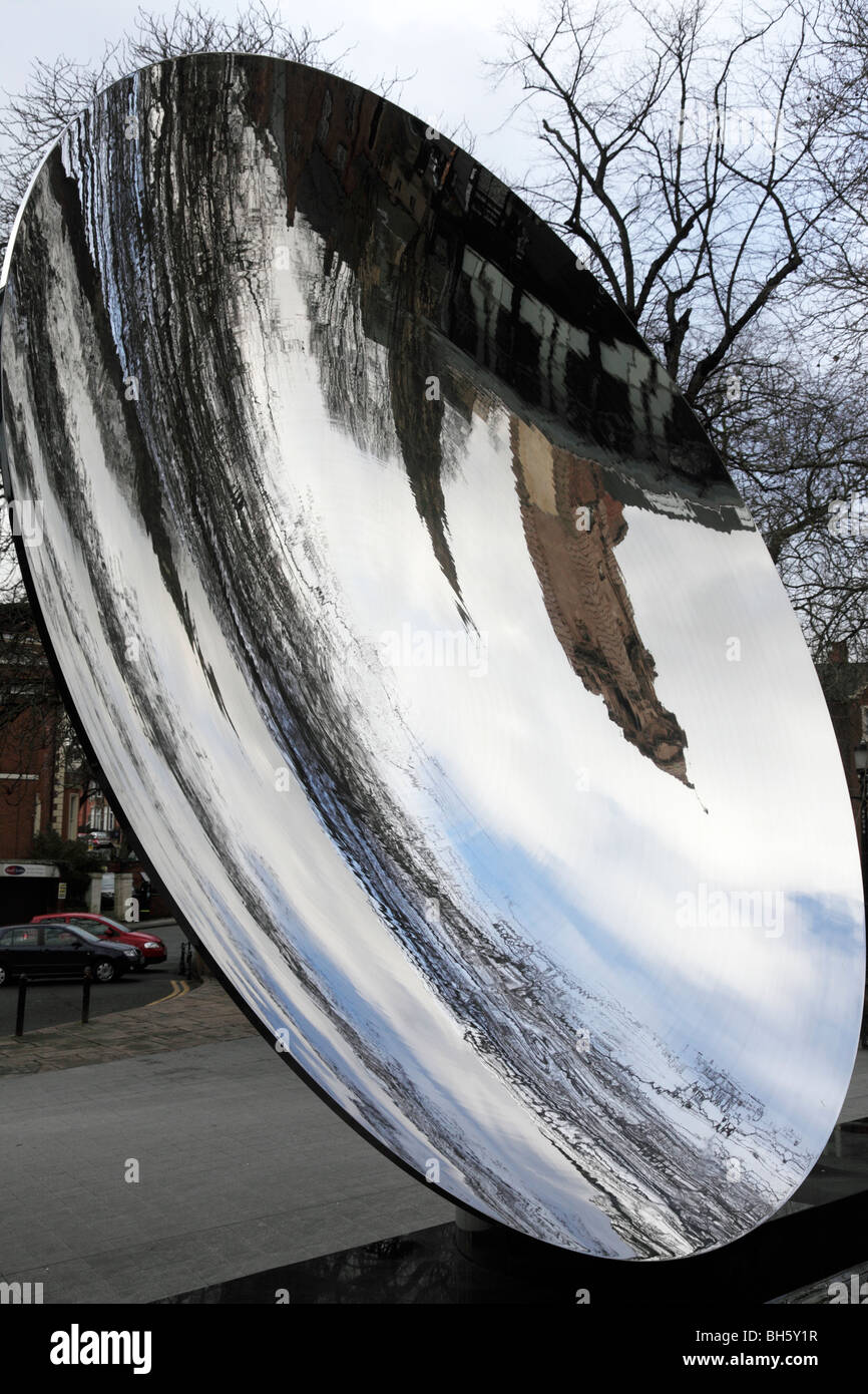 Le Playhouse reflétée dans le miroir du ciel par Anish Kapoor wellington circus nottingham uk Banque D'Images