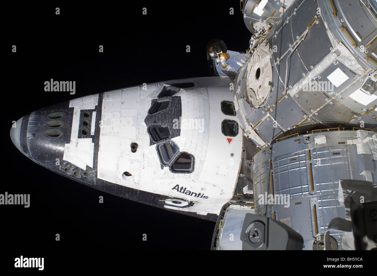 Un angle de vue de la cabine de l'équipage de la navette spatiale Atlantis. Banque D'Images
